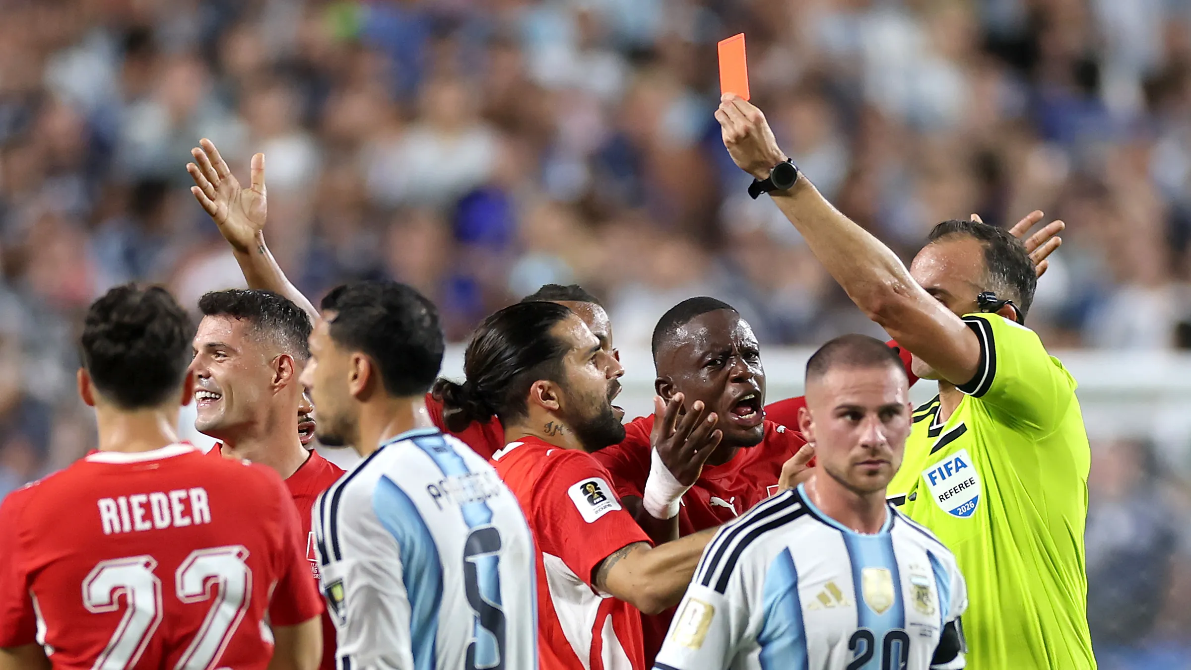 FIFA官方确认:恩博洛红牌正确,IFAB通告被误读