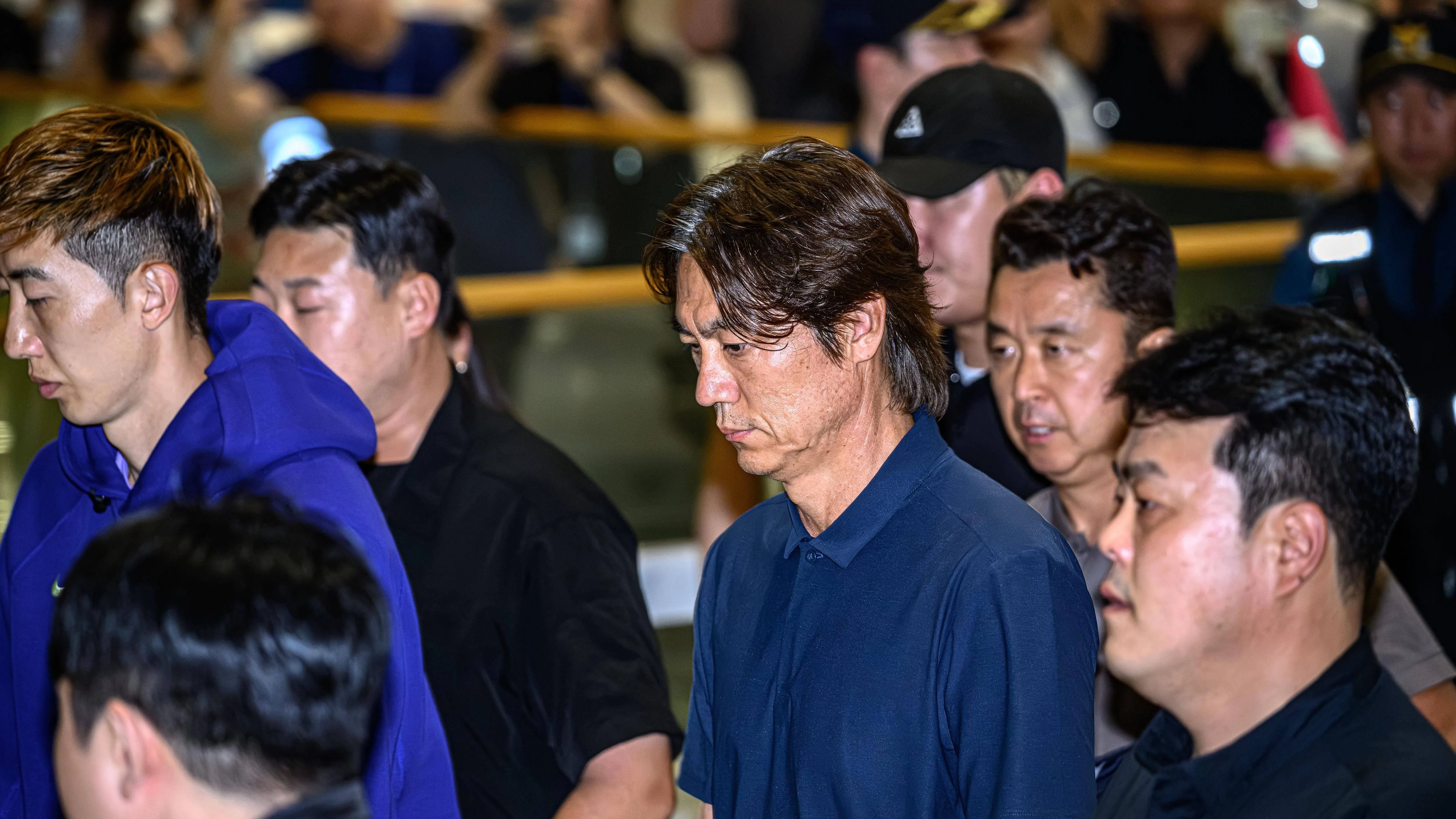 “教练的面包店”丑闻升级:警方突袭韩国足协办公楼,洪明甫任命风波再起